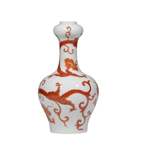 Chinese Qing Dynasty Daoguang Period Alum Red Dragon Patterned Vase