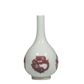 Chinese Qing Dynasty Qianlong period underglaze red dragon pattern long neck vase