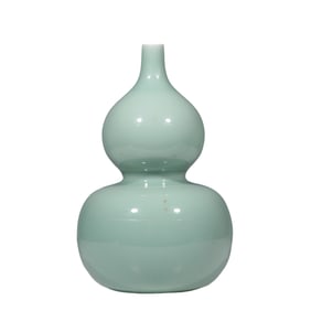 Chinese Qing Dynasty Qianlong period powder green glaze gourd bottle
