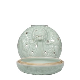 Chinese Qing Dynasty powder green glaze dragon pattern lid box