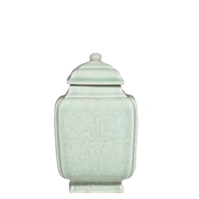 Chinese Qing Dynasty Qianlong period powder green glaze square cover vase