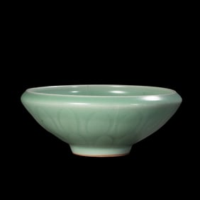 Chinese Southern Song Dynasty Longquan kiln green glaze lotus petal bowl