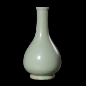 Chinese Southern Song Dynasty Longquan kiln green glaze long-necked vase