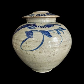Chinese Tang Dynasty white porcelain blue-painted lidded jar