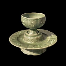 Korean celadon black and white inlaid floral pattern flower-mouthed cup holder