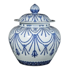 A blue and white covered jar with a garland pattern from the Xuande period of the Ming Dynasty,