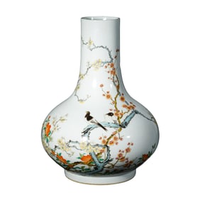 Long-necked vase with flower and bird patterns, Tongzhi period, Qing Dynasty, China