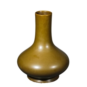 Chinese tea-leaf glaze long-necked vase from the Qianlong period of the Qing Dynasty