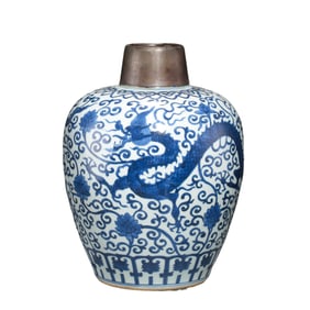 Blue and white dragon-patterned vase from the Jiajing period of the Ming Dynasty, China