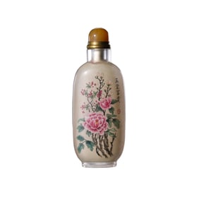 Chinese Qing Dynasty inner-painted snuff bottle with jade hall and rich pattern