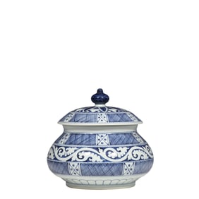 Blue and white covered jar from the Xuande period of the Ming Dynasty, China