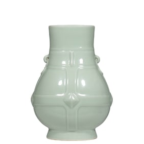 Chinese Qing Dynasty Yongzheng period powder green glaze double-top vase
