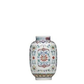 Chinese vase with floral patterns from the Yongzheng period of the Qing Dynasty