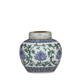 China Ming Chenghua period blue and white doucai coiled flower pattern covered jar