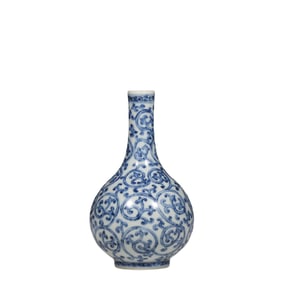 Chinese Qing Dynasty Yongzheng period blue and white long-necked vase
