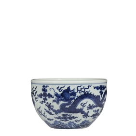 Chinese Qing Dynasty Qianlong period blue and white dragon pattern cup