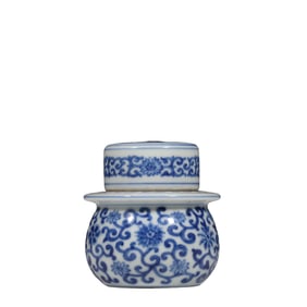 Chinese Qing Dynasty Yongzheng period blue and white covered vase