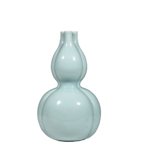 Chinese Qing Dynasty Qianlong period powder green glaze gourd bottle