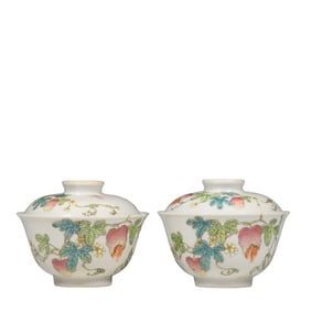 A pair of Chinese Jiaqing period famille rose covered bowls