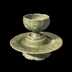 A set of Korean Goryeo period black and white inlaid floral pattern flower-shaped cup holders