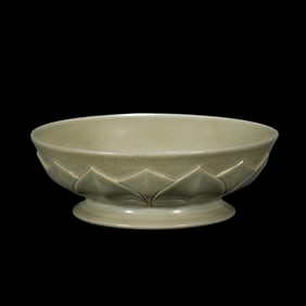 Chinese Tang Dynasty Yue Kiln Celadon Lotus Petal Plate