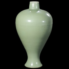 Chinese Ming Dynasty Chuzhou Longquan official kiln green glaze plum vase