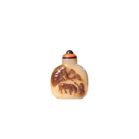 Chinese Qing Dynasty agate snuff bottle with exquisite carving of an old man under a pine tree and a