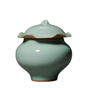 Southern Song Dynasty Longquan kiln celadon lotus leaf-shaped covered jar