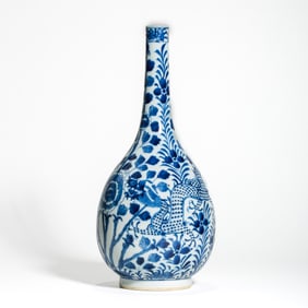 Blue and white porcelain long-necked vase with dragon design from the Kangxi period of the Qing