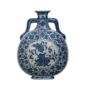 Blue and white double-handled flat bottle from the Qianlong period of the Qing Dynasty, China