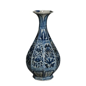 Chinese Yuan Dynasty blue and white porcelain vase with floral design, Yuhuchun style