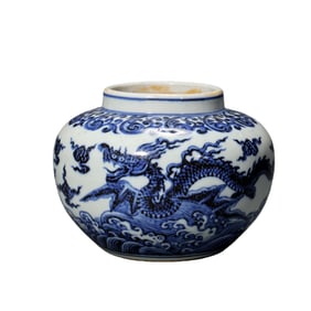 Chinese Ming Dynasty Blue and White Dragon Pattern Jar