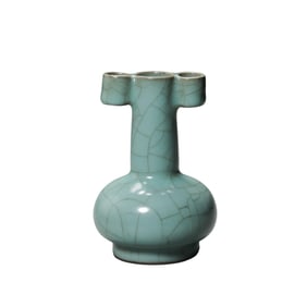 Chinese Song Dynasty Guan Kiln Ice-Crack Pattern Piercing Handle Vase