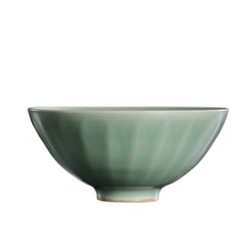 Southern Song Dynasty Longquan celadon bowl with lotus petal design