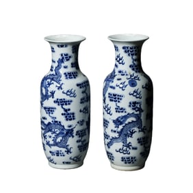 A pair of Qing Dynasty blue and white dragon-patterned vases