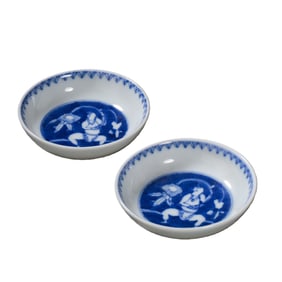 A pair of Qing Dynasty blue and white porcelain plates with figures