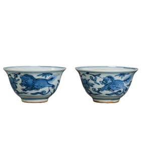 A pair of Qing Dynasty blue and white porcelain bowls with lion playing design