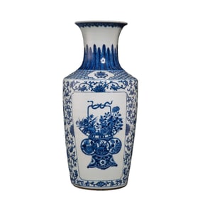 Blue and white porcelain vase with antique design from the Kangxi period of the Qing Dynasty