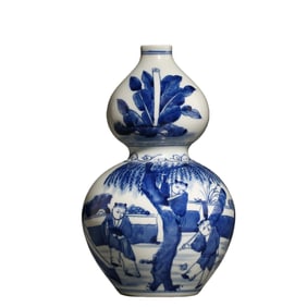 Blue and white porcelain gourd-shaped vase with figure design from the Kangxi period of the Qing