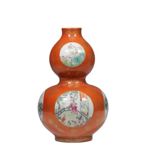 Coral red and gold-painted famille rose gourd-shaped vase from the Qianlong period of the Qing