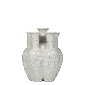 A six-spouted vase with official glaze from the Qianlong period of the Qing dynasty