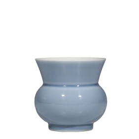 Qing Dynasty, Qianlong period blue glazed spittoon