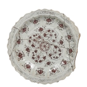 Yuan Dynasty underglaze red chrysanthemum-patterned lobed plate specimen