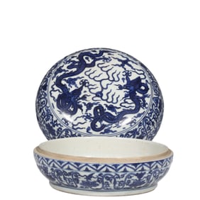 Ming Wanli period blue and white dragon pattern box