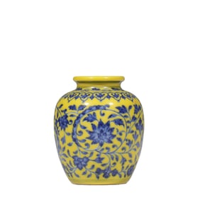 Qing Dynasty, Yongzheng period, yellow-glazed blue-and-white floral jar