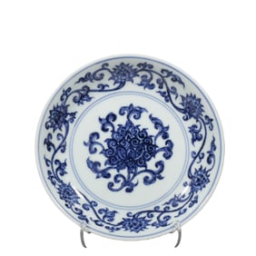 Ming Xuande blue and white lotus scroll plate