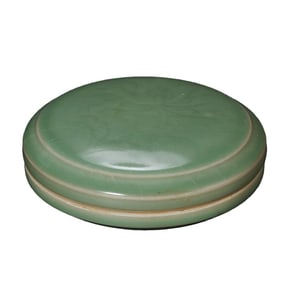 Chinese Southern Song Dynasty Longquan kiln celadon covered box with floral pattern