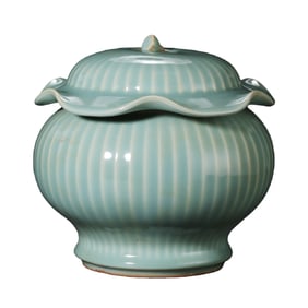Southern Song Dynasty Longquan kiln celadon-glazed lotus leaf-shaped covered jar