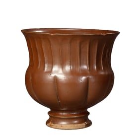 A red-glazed melon-shaped spittoon from the Yaozhou kiln of the Northern Song Dynasty in China.