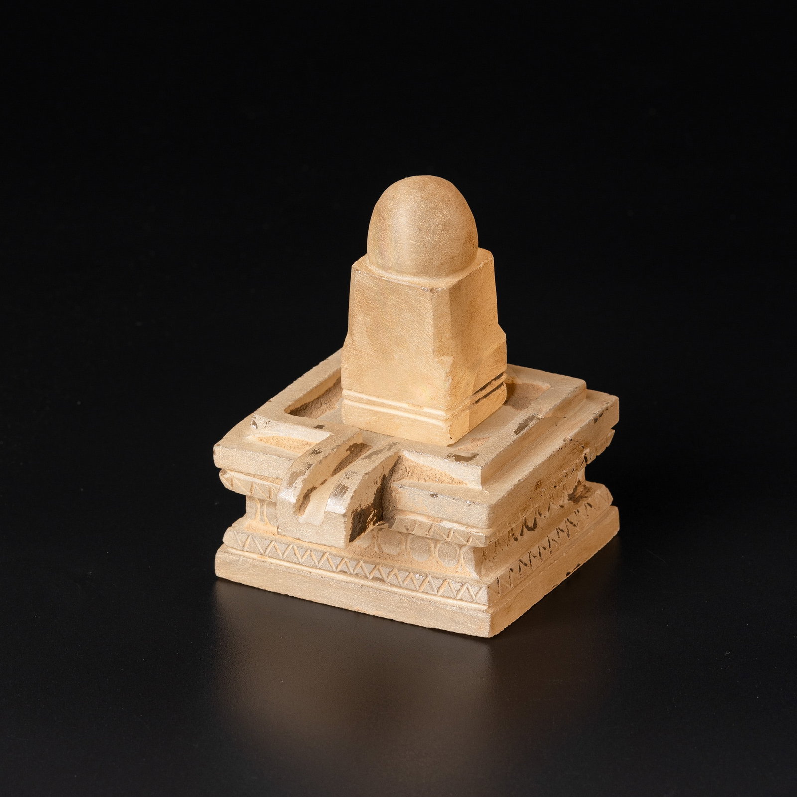 Old Crystal Carved Ritual Indian Hindu Shiva Lingam: Old Crystal Carved Ritual Indian Hindu Shiva Lingam Size Detail :10 x 7.5cm Total Weight : 560gram